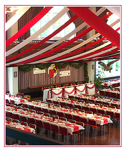 Festlich dekorierter Schützenfestsaal